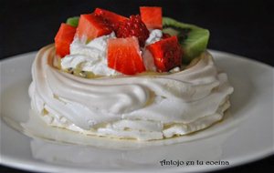 Cestas De Merengue Con Kiwi Y Fresas
