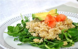 Ensalada De Quinoa, Rúcula, Canónigos Y Aguacate
