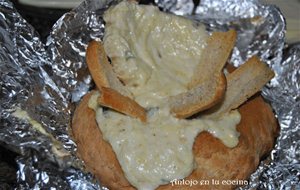 Fondue De Queso En Pan De Pueblo
