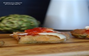 Alcachofas Fritas En Tempura, Gratinadas Con Queso De Cabra Y Mermelada De Tomate
