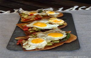 Montaditos Tostas O Pinxos De Verduras Con Huevos De Codorniz 
