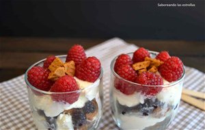 Postre En Vaso {de Nata, Galletas Speculoos, Frambuesas Y Moras}
