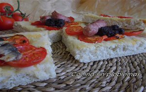 &#191;cómo Se Hace? Coca De Pan, Masa De Pizza: Con  Tomate ,  Morcilla, Salchichas Y Sardinas Saladas. 
