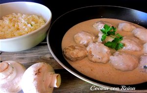 Albóndigas De Pollo Con Salsa De Champiñones Ligera
