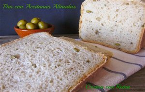 Pan Con Aceitunas Aliñadas En Panificadora
