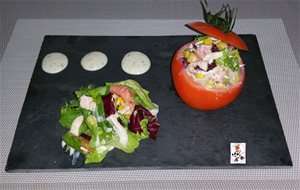 Tomate Relleno De Ensalada Con Pollo
