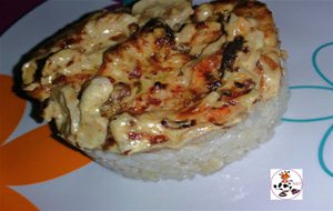 Pechuga De Pollo Con Cebolla Y Nata Acompañada De Arroz Blanco
