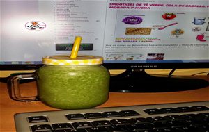 Smoothies De Espinacas, Plátano Y Piña
