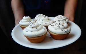 Cupcakes De Lavanda Con Frosting Ligero De Queso Crema 
