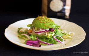 Hamburguesa De Arroz Con Langostinos En Un  Aguacate
