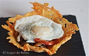 Tulipas De Queso Con Verduras Y Huevo De Codorniz 
