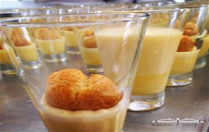 Copa De Mousse De Mango Con Pasta Choux