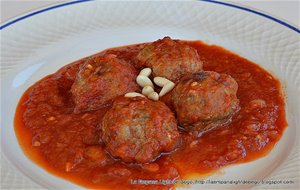 Albondigas Con Tomate Y Piñones