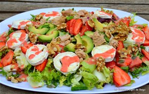 Ensalada Completa De Fresas, Aguacate Y Queso De Cabra
