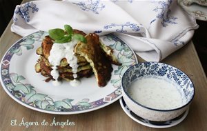 Tortitas De Verduras Con Salsa De Yogur Al Eneldo
