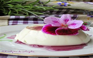 Panna Cotta Con Salsa De Caramelos De Violeta
