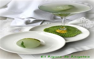 Cóctel De Agua De Lima Y Menta Con Hielo Aromatizado
