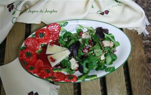 Ensalada De Brotes Tiernos Y Quesos Con Vinagreta De Granada Y Miel
