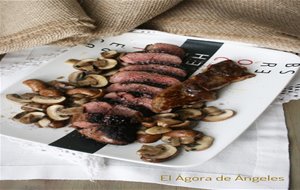 Magret De Pato Con Setas Portobello Y Foie Fresco
