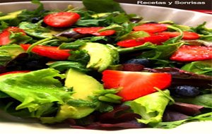 Ensalada De Fresas, Aguacate Y Arándanos
