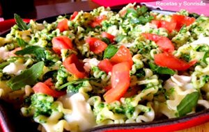 Pasta Con Pesto De Rucula, Tomate Y Queso De Cabra
