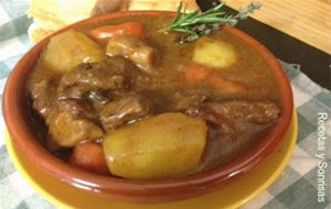 Estofado De Ternera Con Patatas , Zanahorias Y Champiñones
