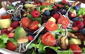 Ensalada De Gulas, Aguacate  Frutos Del Bosque Y Nueces
