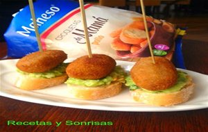 Canapé De  Croquetas De Pollo Con Aguacate, Cebolla, Nueces  Y Cilantro
