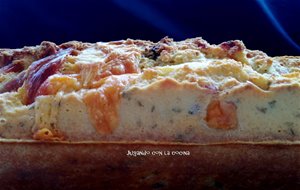 Cake Salado De Queso, Jamón Y Bacon Con Tomates Secos Y Arándanos
