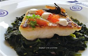 Merluza Plancha Sobre Alga Wakame Aliñada, Con Mahonesa De Colatura De Anchoa, Huevas De Salmón Y Mojama
