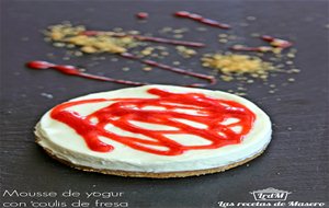 Mousse De Yogur Con Coulis De Fresa
