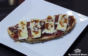 Tosta De Jamón, Queso Brie Y Mermelada De Fresa A La Pimienta Rosa
