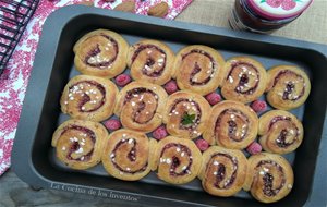 Rollos Rellenos De Mermelada De Frambuesa, Almendra Y Chocolate
