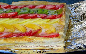 Tarta De Hojaldre Con Crema Pastelera De Nata Y Frutas
