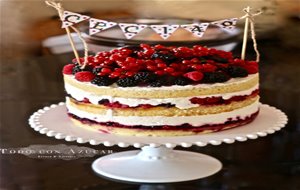 Tarta De Coco Y Piña Con Frutos Rojos