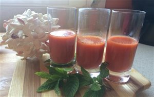 Chupitos De Gazpacho De Sandia.
