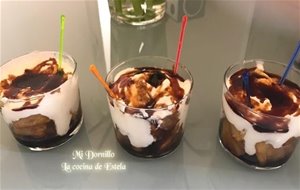 Vasitos De Piña Caramelizada Con Crema De Coco.
