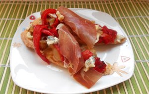 548º Receta: Tostas De Escalivada Con Jamon Y Roquefort
