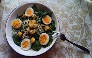 Ensalada De Espinacas, Huevo, Brotes Y Pan: En Invierno También Se Come Ensalada
