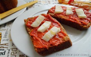 Tostas De Pan Dulce Especiado, Con Sobrasada, Queso De Cabra Y Miel
