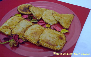 Empanadillas De Pan De Molde Rellenas De Bonito Del Norte, Queso Y Aceitunas
