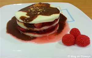 Lasaña De Chocolate Blanco Con Fresas Y Salsa De Chocolate Negro
