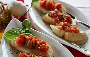 Bruschetta De Tomate, Ajo Y Albahaca