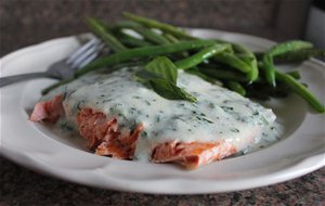 Salmón A La Plancha Con Salsa De Queso Azul