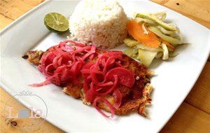 Pescado Enharinado Con Cebolla Morada Curtida
