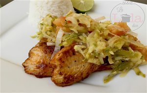 Pescado En Salsa Con Guarnición De Calabazas Rayadas Y Mas
