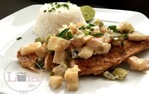 Pescado Enharinado Con Cebollín Y Con Guarnición De Papa Y Cebollín
