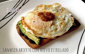 Sándwich Abierto De Huevo Estrellado
