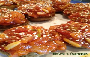 Champiñones Rellenos De Salmón Marinado, Tomate Y Piñones