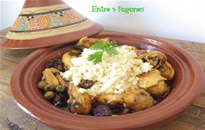 Tajine De Pollo Ecológico Con Ciruelas Y Cuscús